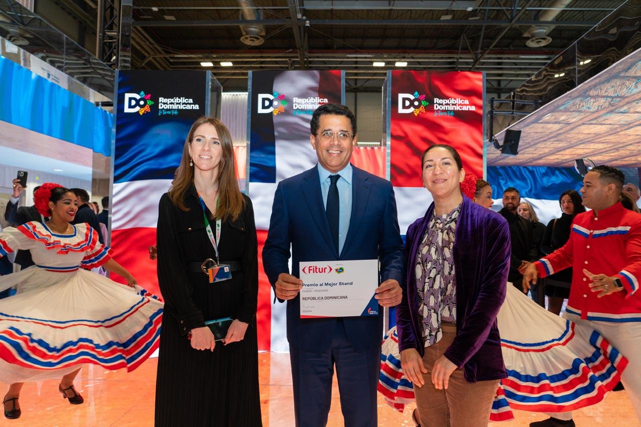 Cobertura ESPECIAL FITUR 2025: RD gana premio como mejor stand de Fitur