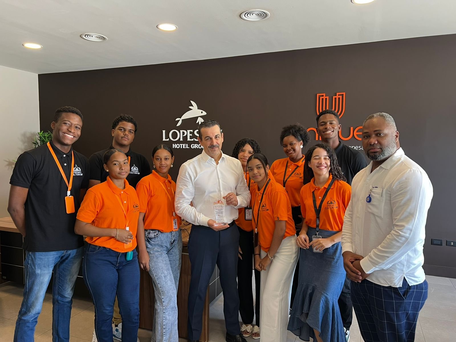 Cultura: Carlos Jiménez Ruiz recibe reconocimiento como "Padrino de la Cultura en La Altagracia"