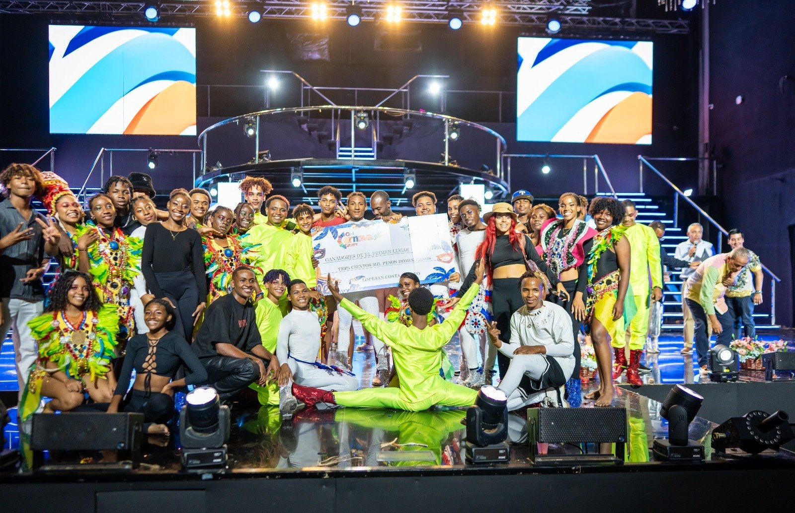 Comparsa “Mi tierra por Dentro” de SamanáGana el primer lugar del “Oh! Carnaval Bávaro, Gran Gala” 2025