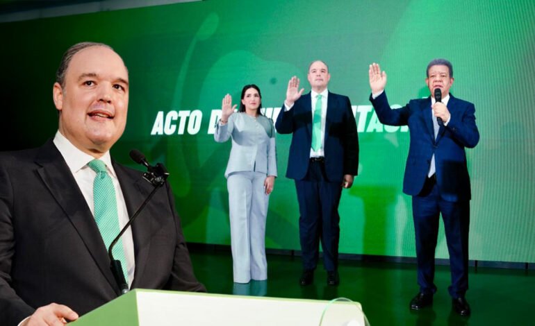 José del Castillo se juramenta como nuevo miembro de la Fuerza del Pueblo