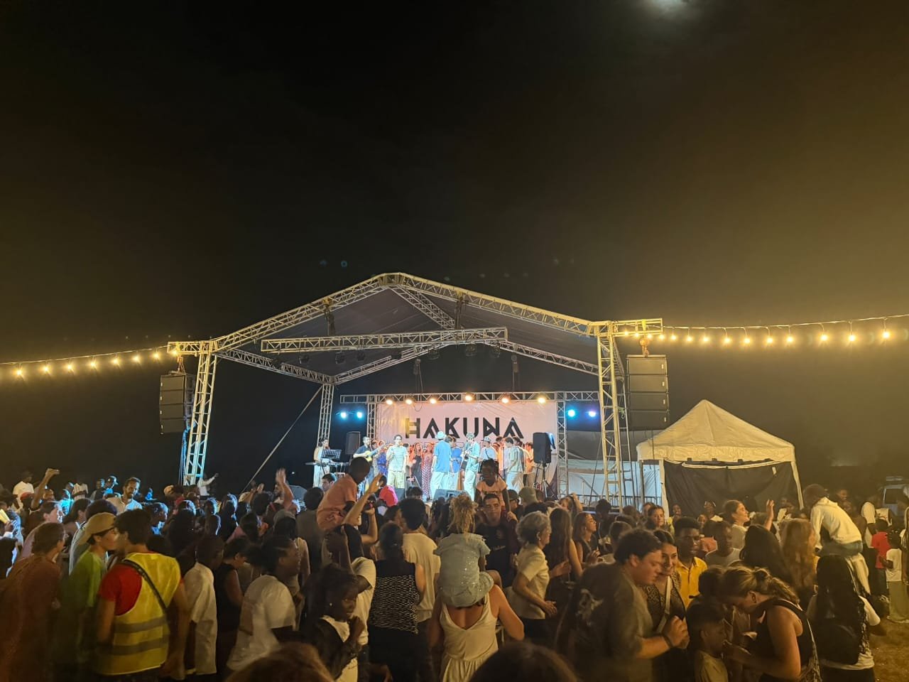Hakuna Group Music celebra concierto gratuito en comunidad cañera de La Romana