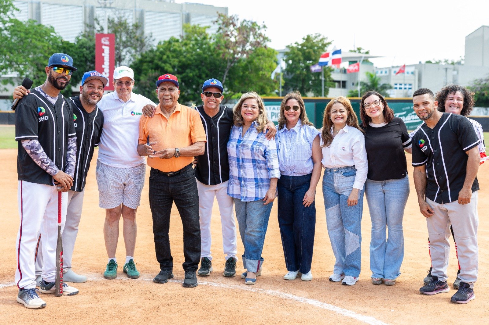 Juego de aniversario de sóftbol femenino de BHD es dedicado a Steven Puig, presidente de la entidad