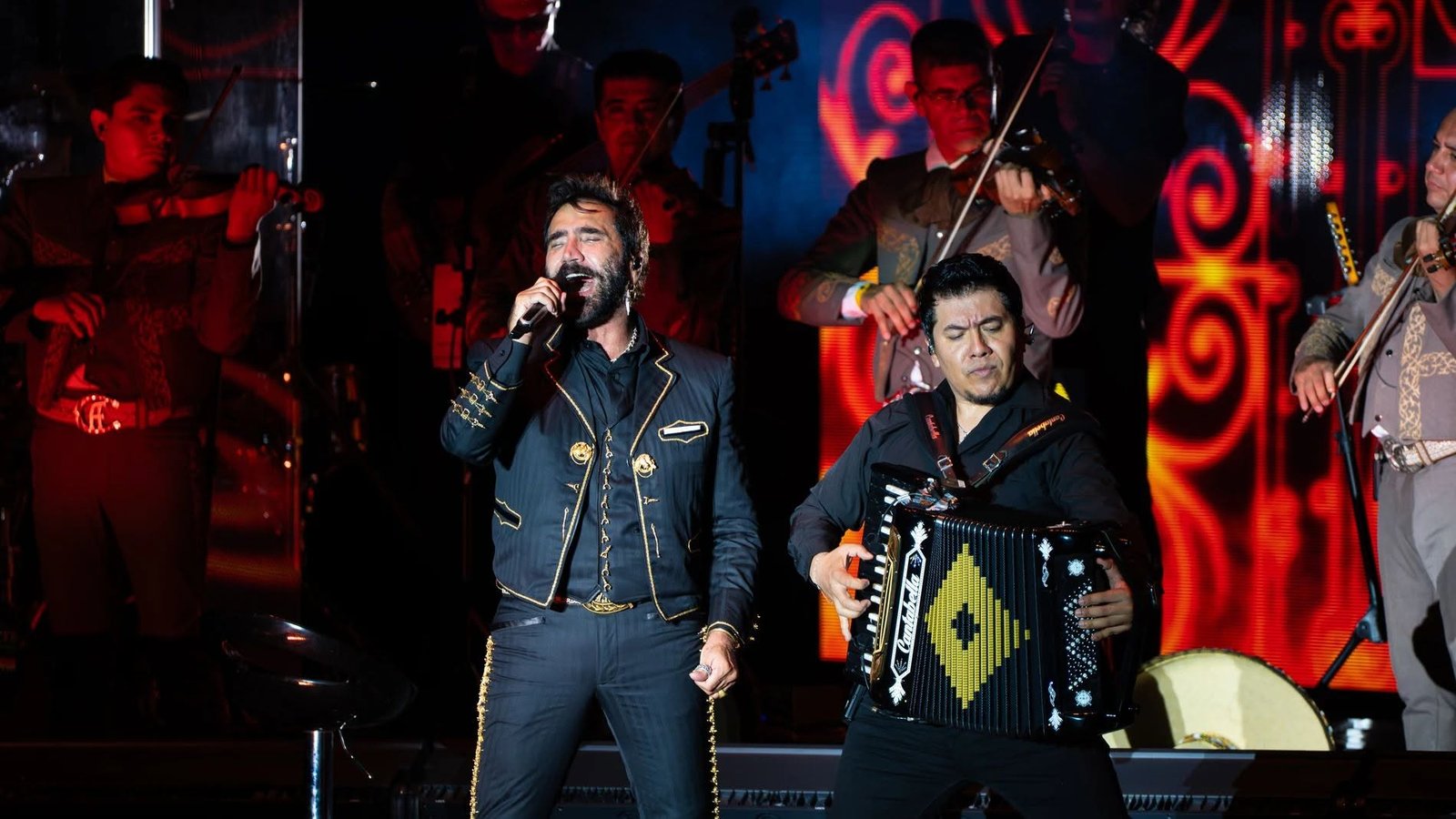 Noche histórica en Bahía Príncipe: Alejandro Fernández hace retumbar a Punta Cana en el brillante debut de ABR Productions