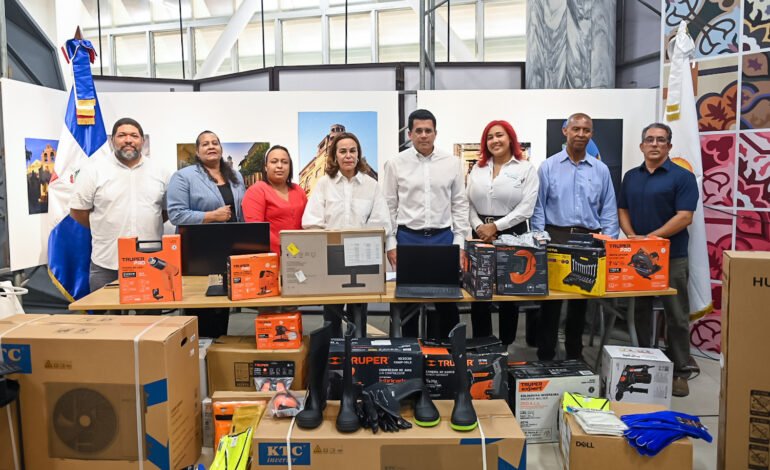 Ministro de Turismo David Collado entrega equipamiento a escuelas técnicas de Ciudad Colonial