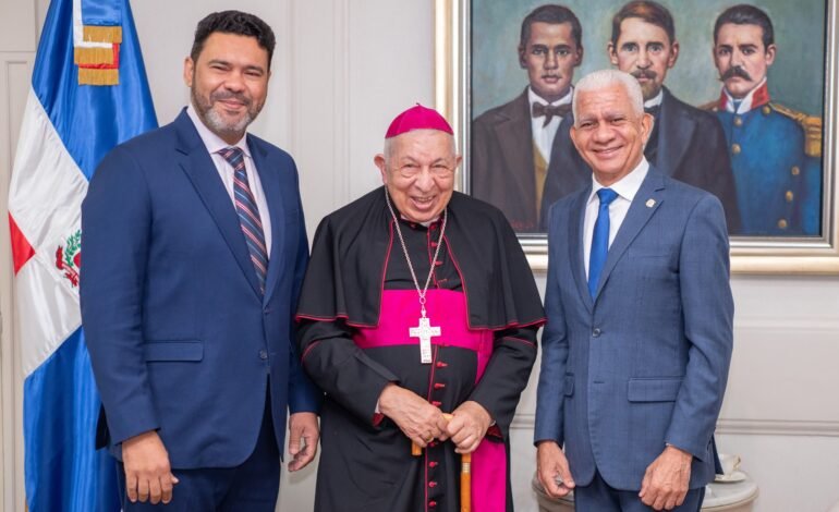 El Senado rinde homenaje a monseñor Ramón Benito de la Rosa y Carpio por más de 60 años de trayectoria